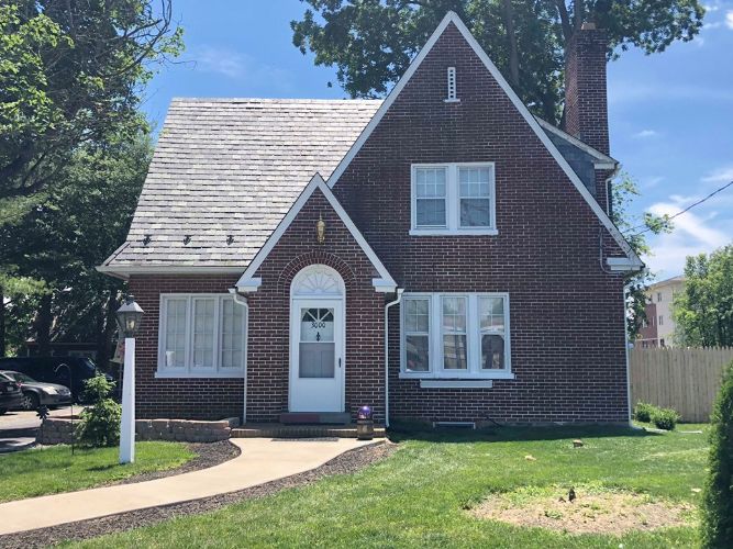 FREE STANDING RESIDENTIAL/COMMERCIAL BUILDING